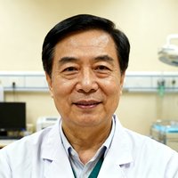 一位身着白大褂的中年男性医生正面照，他是北京协和医院泌尿外科主任，表情温和而专业